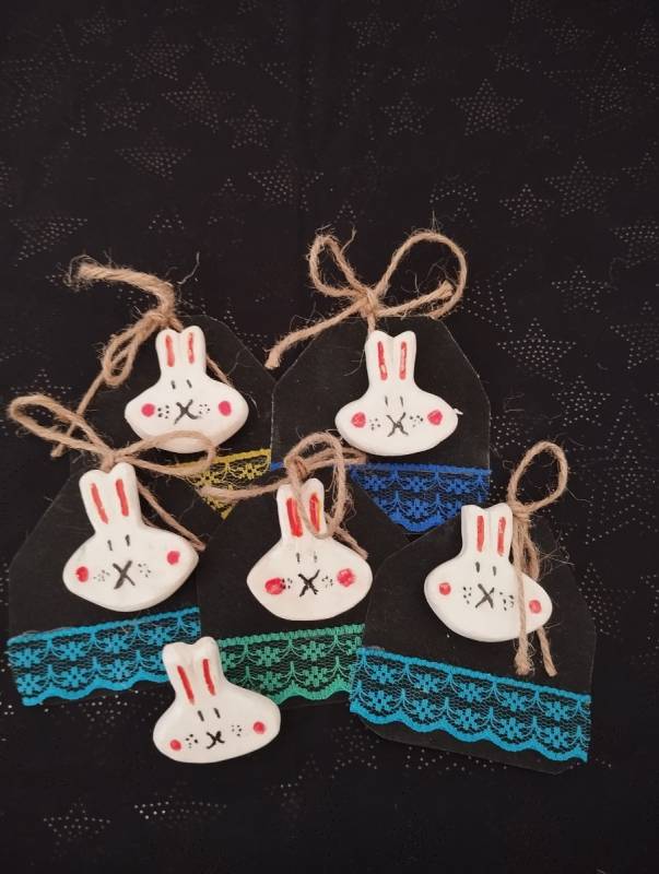 Tavşan Figürlü Seramik Sırlı Broş 1