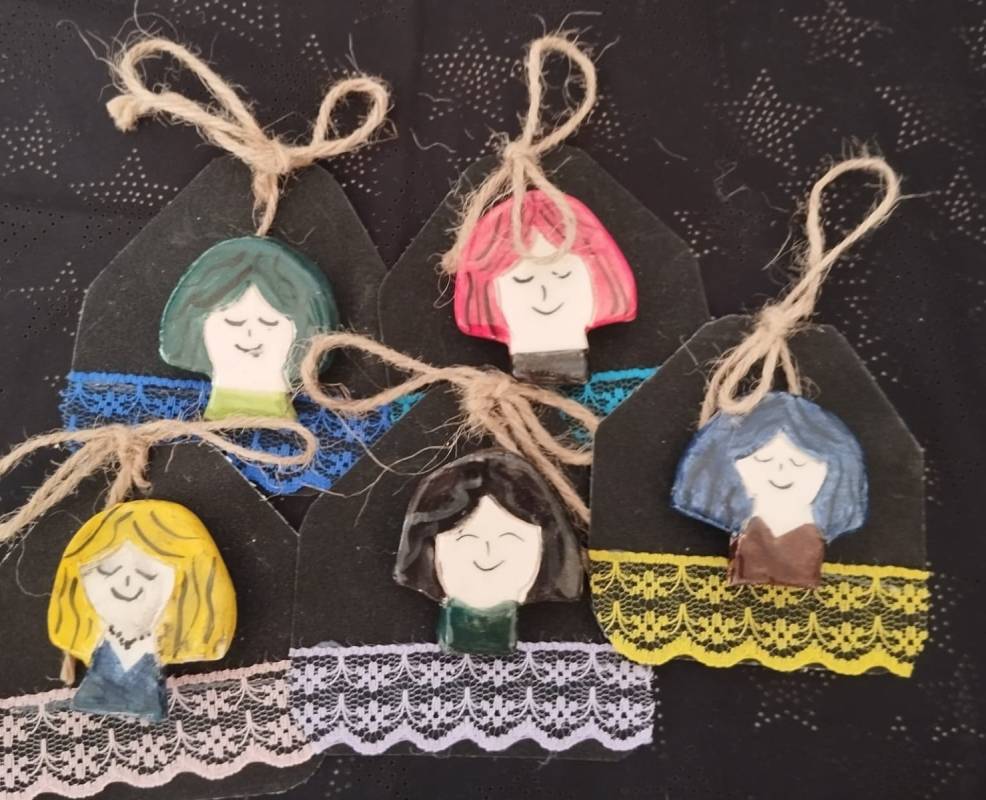 Kadın Figürlü Seramik Sırlı Broş 1