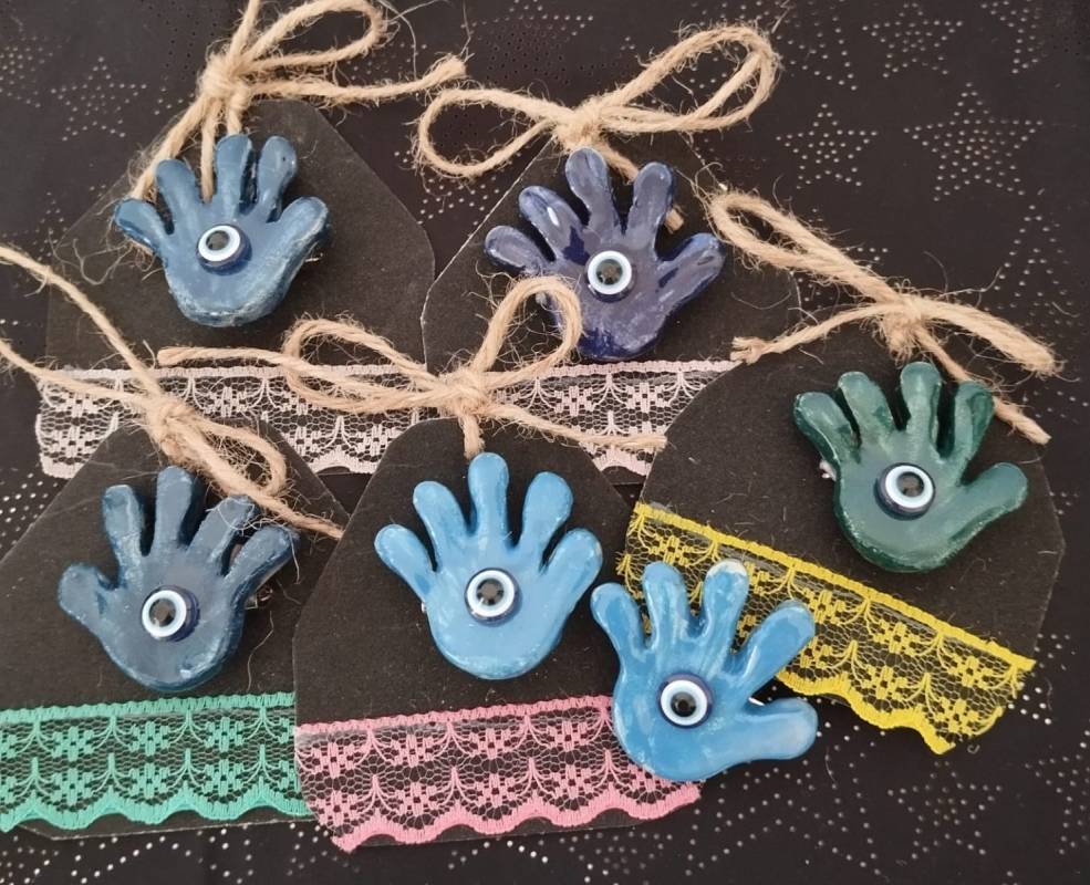 El Figürlü Seramik Sırlı Broş 1