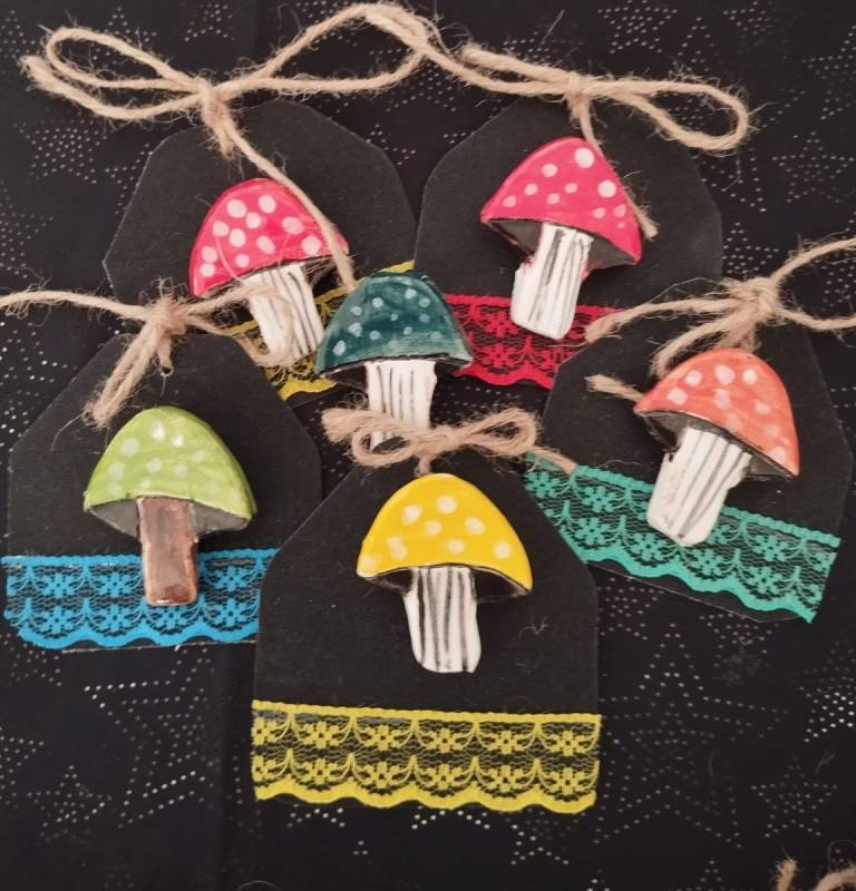 Mantar Figürlü Seramik Sırlı Broş 1