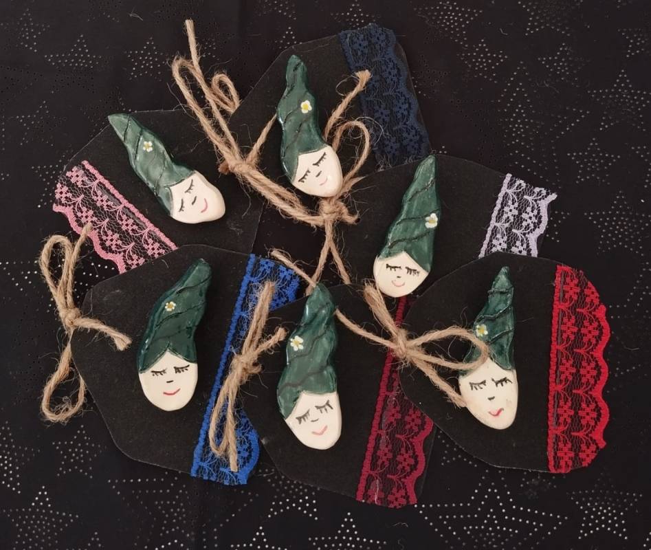 Kız Figürlü Seramik Sırlı Broş 1