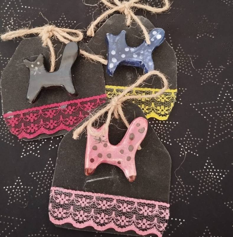 Kedi Figürlü Seramik Sırlı Broş 1