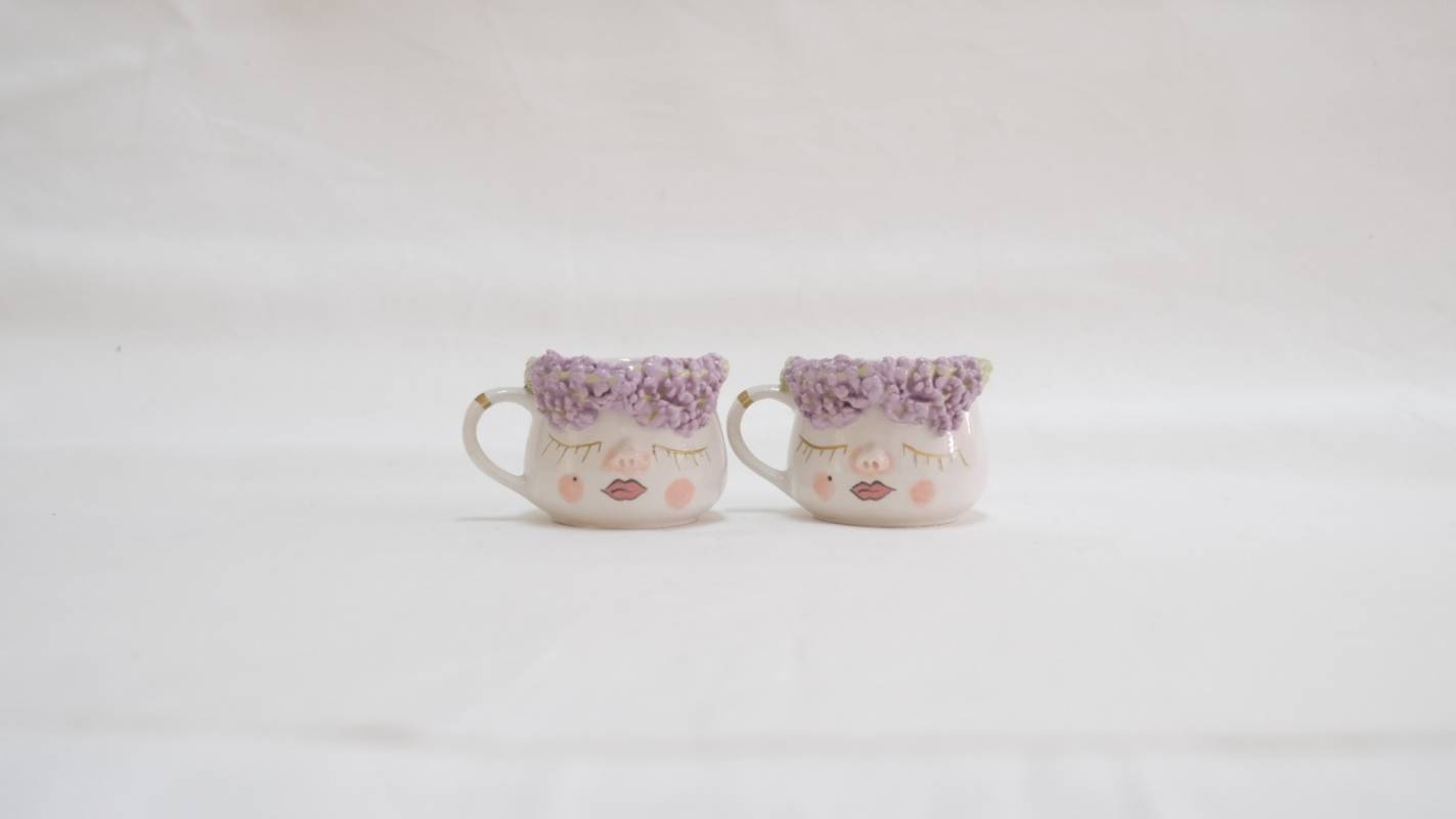 Çiçek Tokalı Kız Figürlü 2'li Seramik Kupa Seti 1